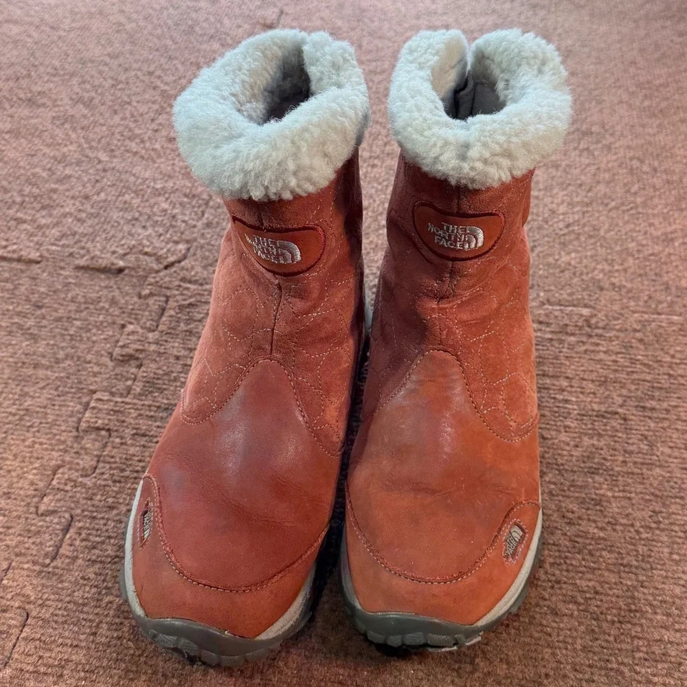 A- The North Face Red Suede Leather PrimaLoft Winter Boots Women 8 AYX8 54B T177